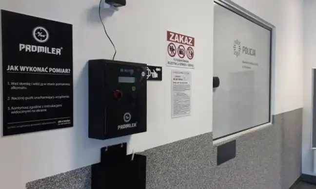 Postanowił przyjechać nietrzeźwy do policyjnego alkomatu. Został zatrzymany