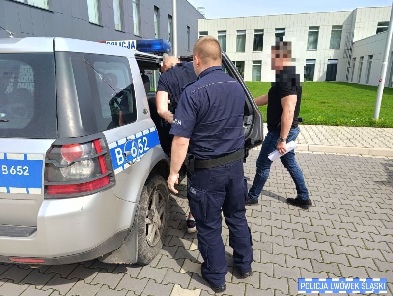 Zamknęli w bagażniku, wywieźli i pobili. Grozi im 5 lat więzienia [VIDEO]
