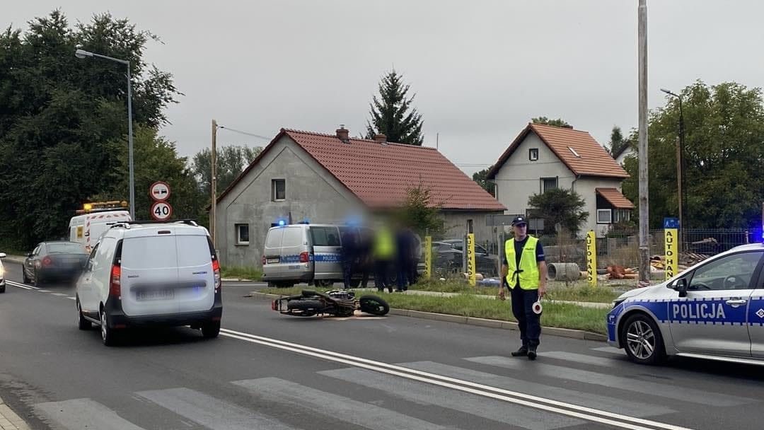 Uciekał motocyklem przed policją. Wywrócił się na drodze
