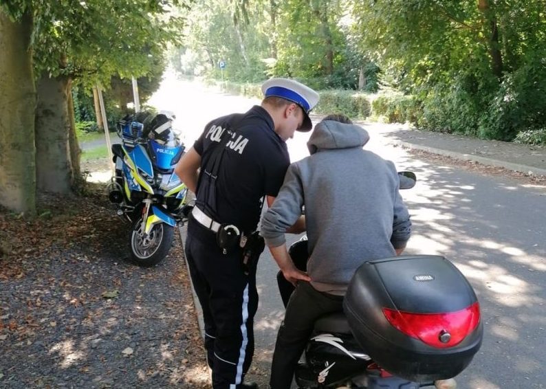 Lwóweccy policjanci ujawnili 22 wykroczenia oraz zatrzymali 5 dowodów podczas akcji Motocyklista