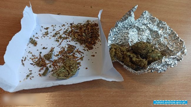 Chował narkotyki w biurku. Zdradził go zapach w mieszkaniu