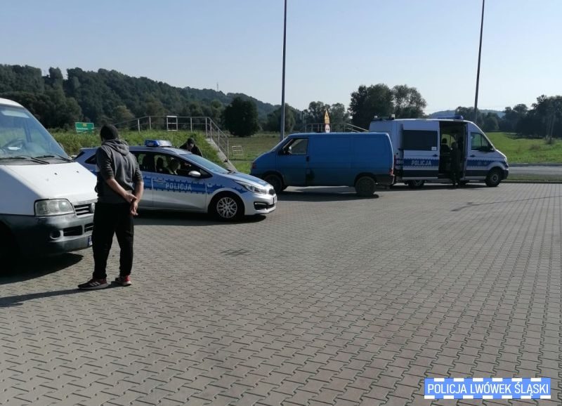 Lwóweccy policjanci i akcja "Eco Auto". Zatrzymali 15 dowodów rejestracyjnych