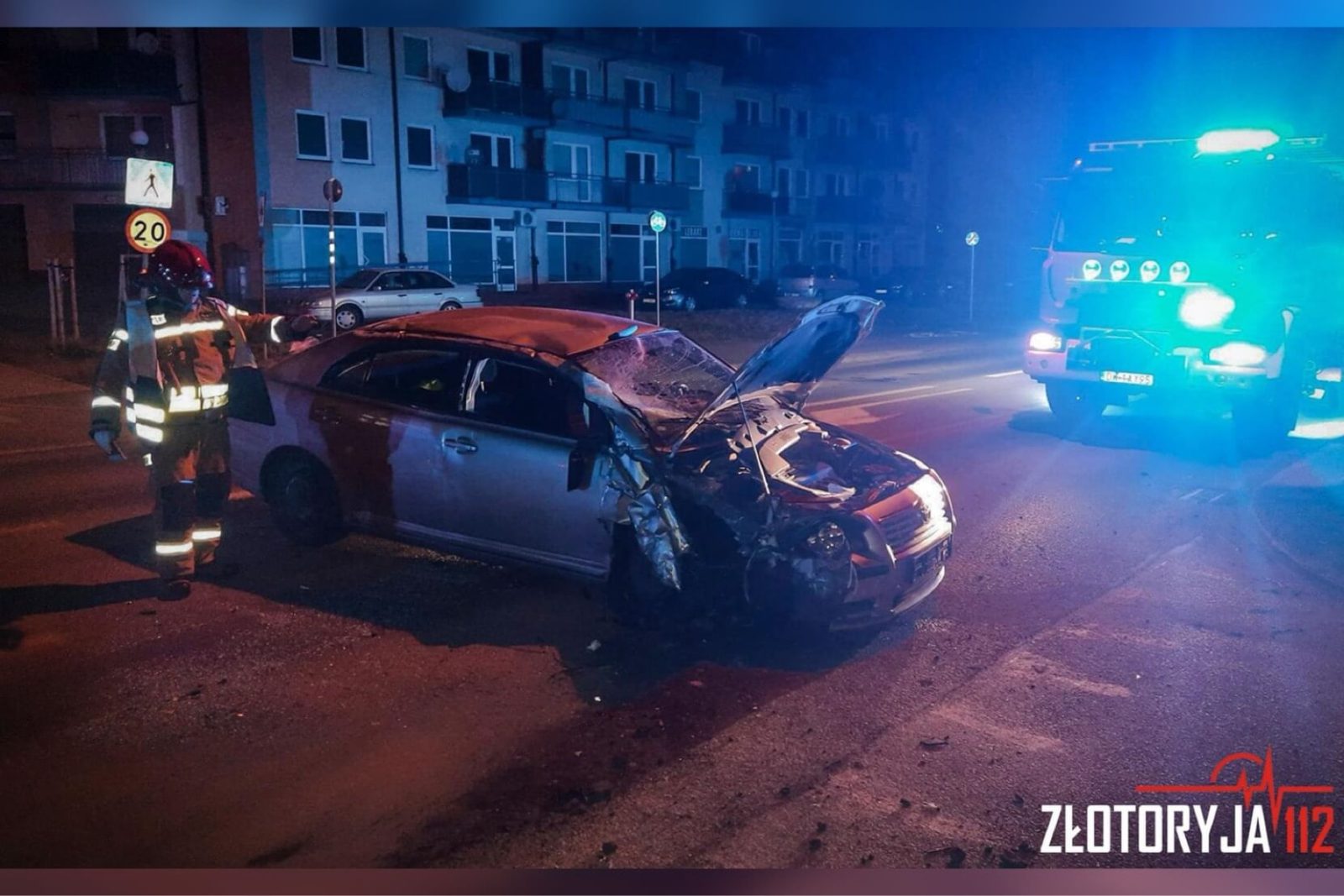 Kolizja w Złotoryi, mężczyzna stracił panowanie i uderzył w drzewo.