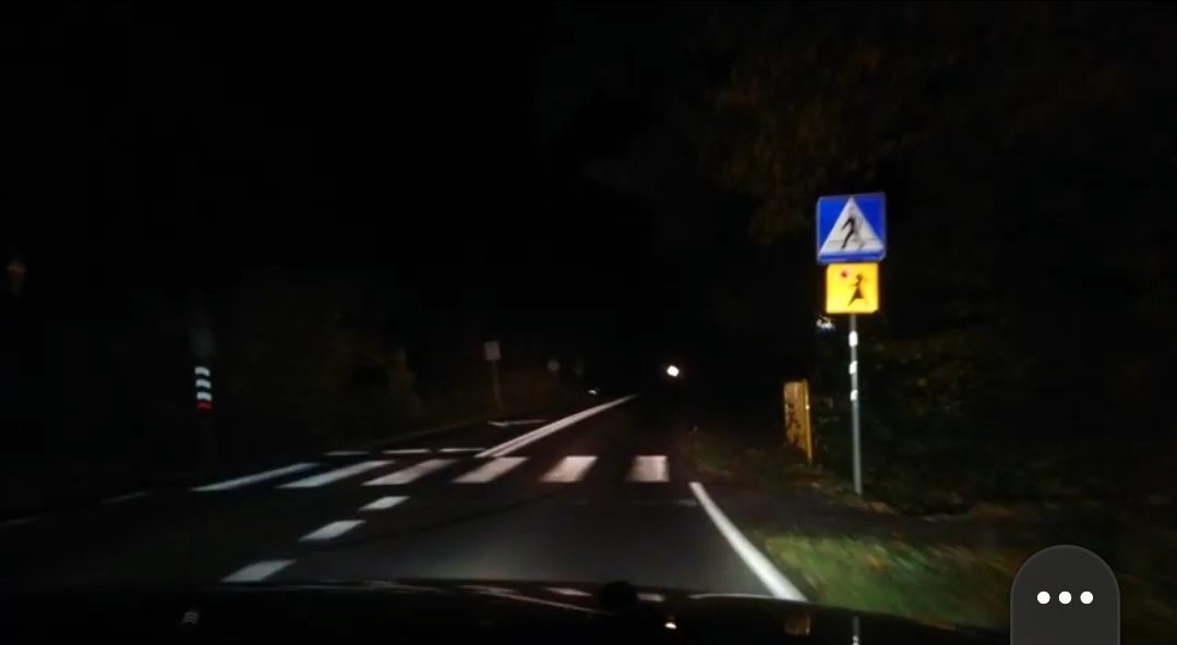 Czytelnik zwraca uwagę na nieoświetlony przystanek i przejście dla pieszych