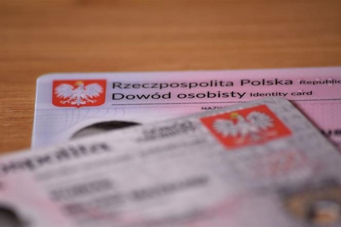 Policjanci z Gryfowa zatrzymali poszukiwanego. Miał przy sobie skradzione dokumenty