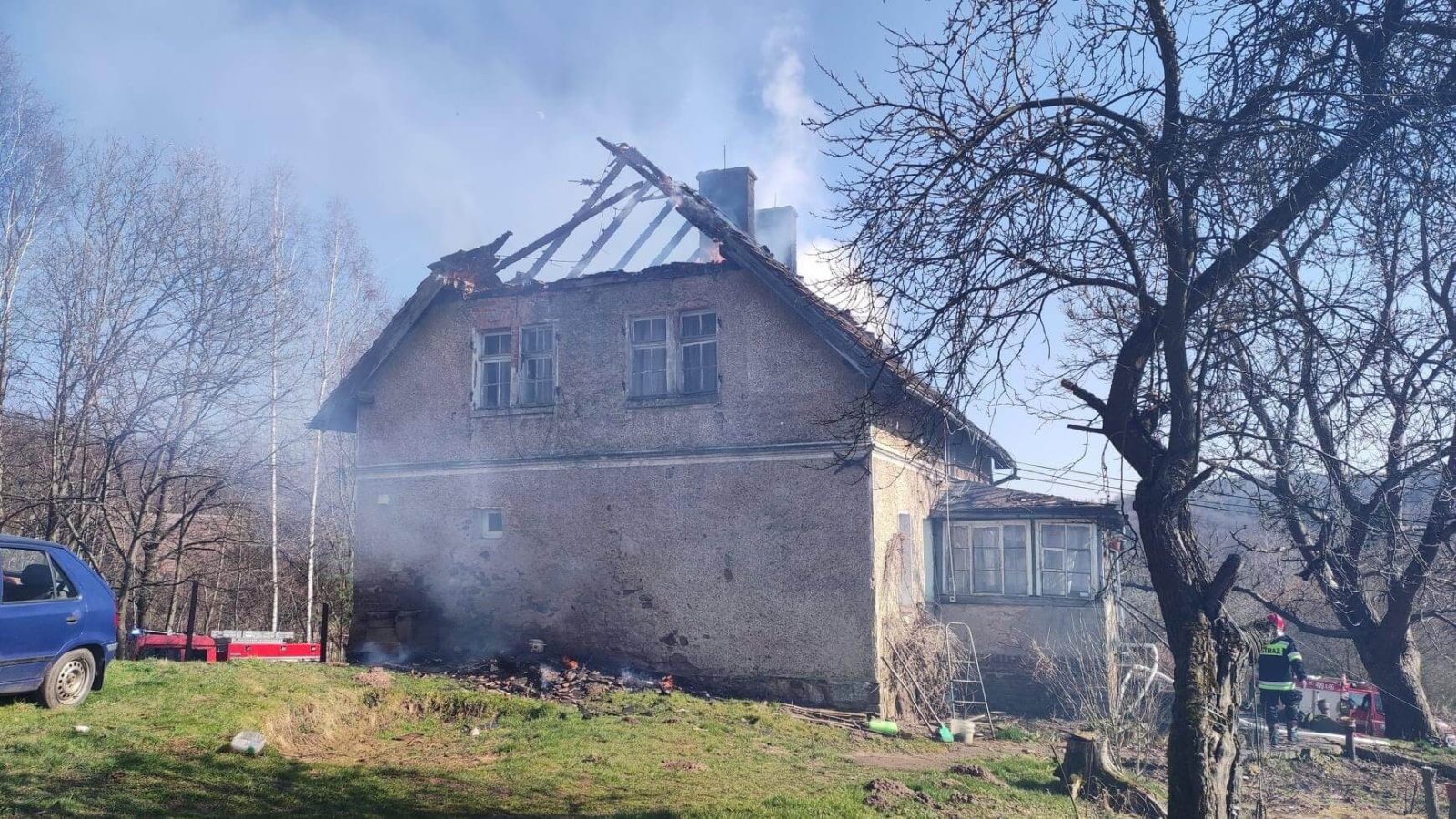 Pożar w Bystrzycy. Dach całkowicie spłonął.