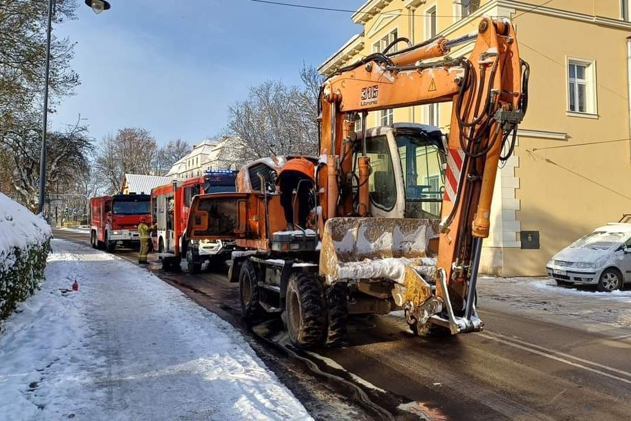 Pożar koparki i wyciek oleju na Wojska Polskiego w Lwówku Śląskim
