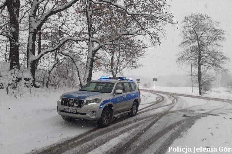 Policjanci uratowali życie kobiety, która w stanie upojenia alkoholowego leżała na mrozie