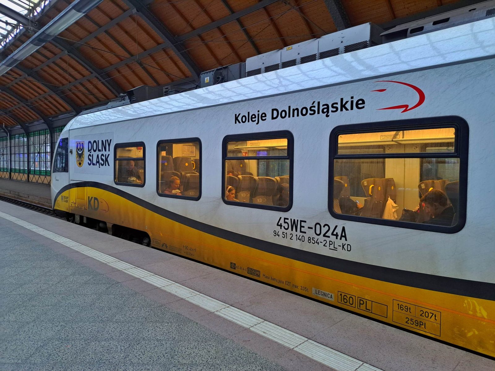 Uszkodzona sieć trakcyjna sparaliżowała ruch pociągów