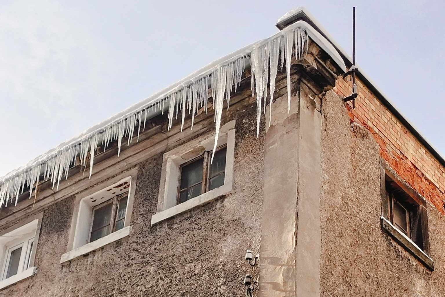 Czytelniczka zwraca uwagę na ogromne sople w Lwówku Śl. - mogą spaść w każdej chwili