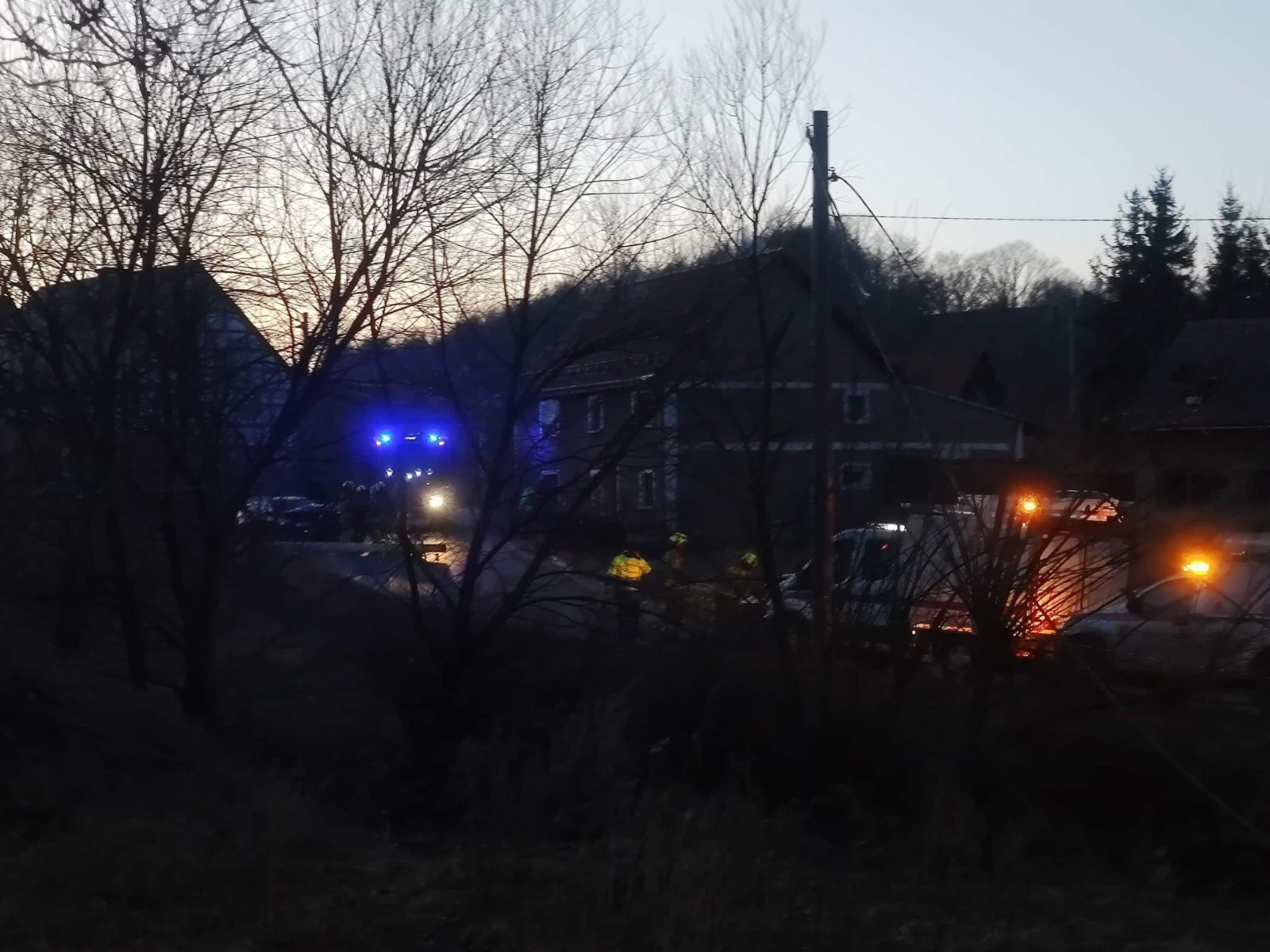 Wypadek w Pławnej Górnej, kierowca wjechał w słup.