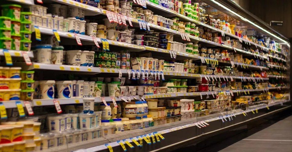 15-latek ukradł 9 butelek alkoholu oraz użył przemocy wobec pracownika sklepu i klienta