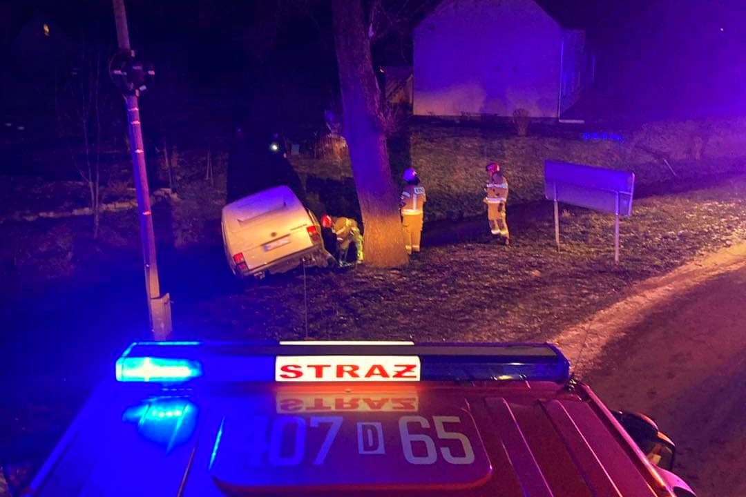 Pojazd wpadł do rzeki - jedna osoba poszkodowana
