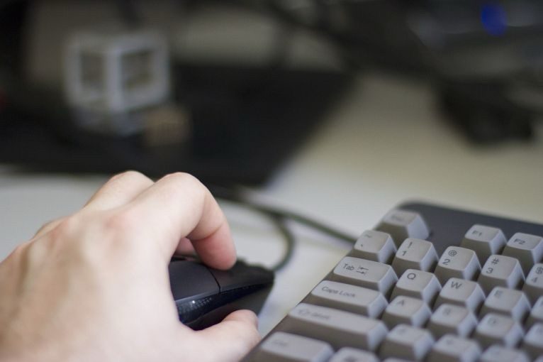 Lwóweccy policjanci ostrzegają przed przestępcami w internecie