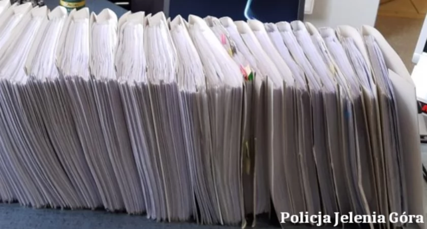 Oszuści podatkowi w karkonoskim? Na lewych transakcjach otrzymali 290000 zł z VATu
