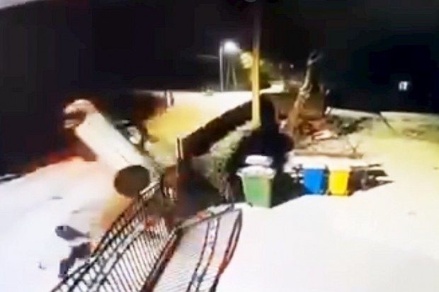 Leciał Beemką i wleciał w bramę [VIDEO]