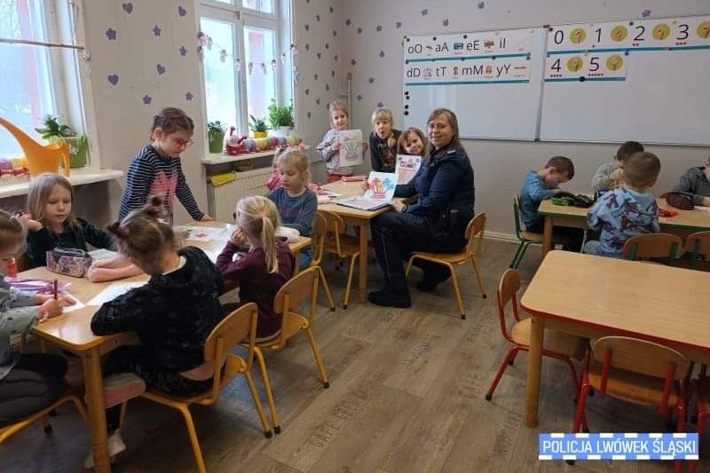 Nietypowa akcja policji: wraz z dziećmi przygotowano laurki dla seniorów