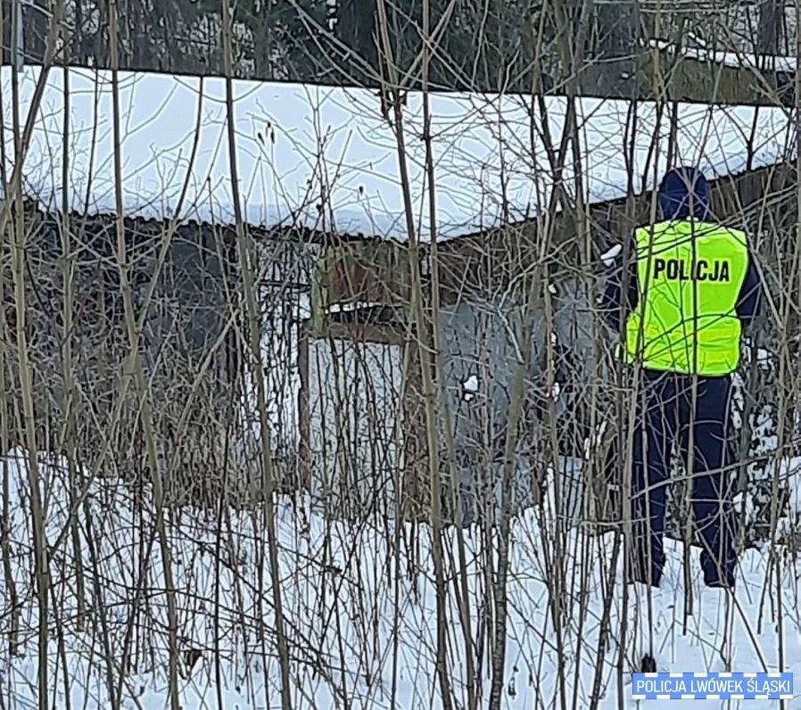 Policjanci pomogli dwóm mieszkańcom narażonym na wychłodzenie