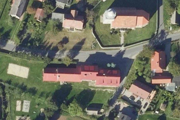 Burmistrz chce sprzedać byłą szkołę katolickiej fundacji. "Może być sprzedana za dziesięć tysięcy!"