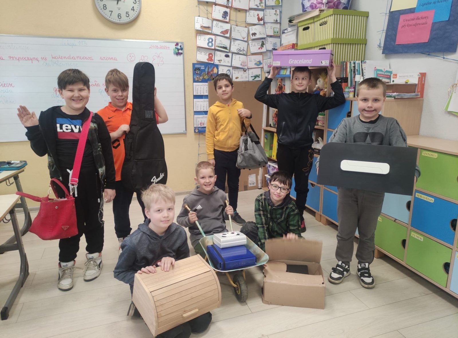 Dzień bez plecaka w lwóweckiej SP3. Zobacz z czym przyszli uczniowie zamiast plecaka