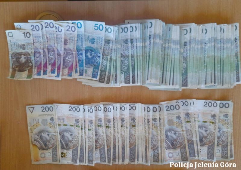 Narkotyki w pudełkach na buty, a pieniądze w skarpetce. - Ponad 1600 porcji zabezpieczono.