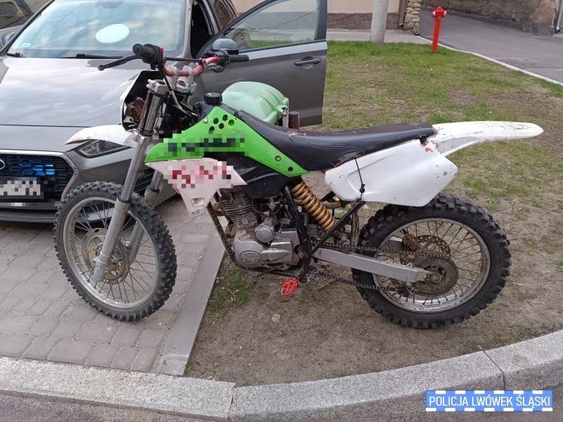 20-latek jechał bez kasku, uprawnień i pojazdem niedopuszczonym do ruchu. Sprawa trafi do sądu