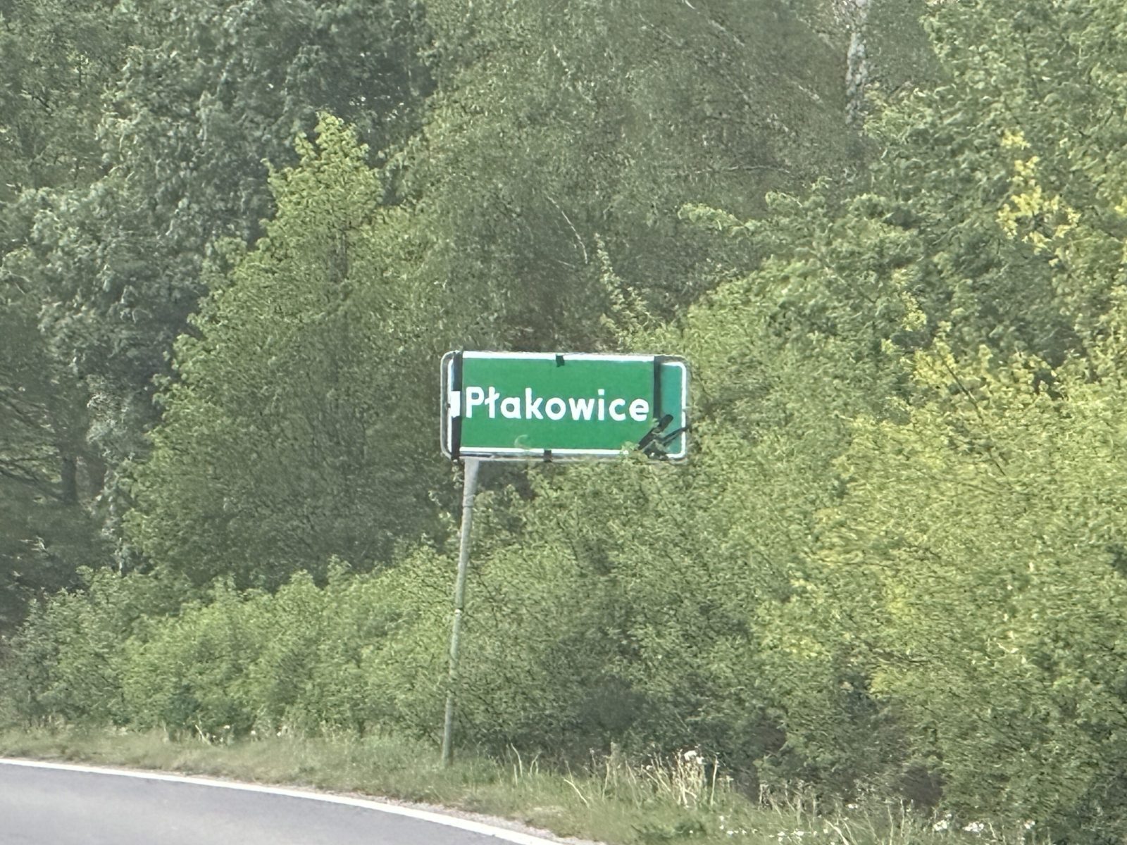 Płakowice znów wioską? Taka niespodzianka spotyka kierowców wjeżdżających do Lwówka