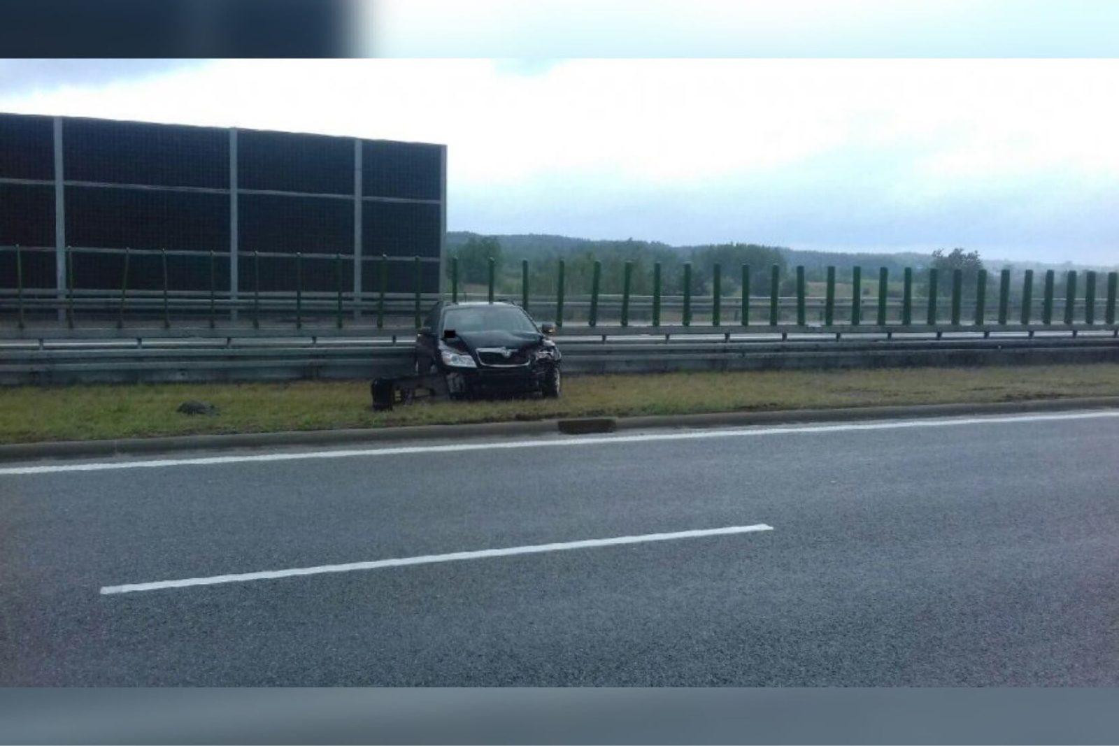 Kolizja na A4 - Kobieta uderzyła w barierki energochłonne, jedna osoba ranna