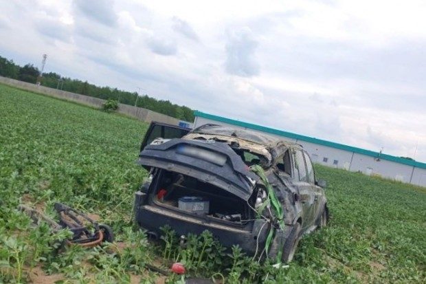 Nietrzeźwa matka z rocznym dzieckiem dachowała BMW. Miała 1,5 promila alkoholu