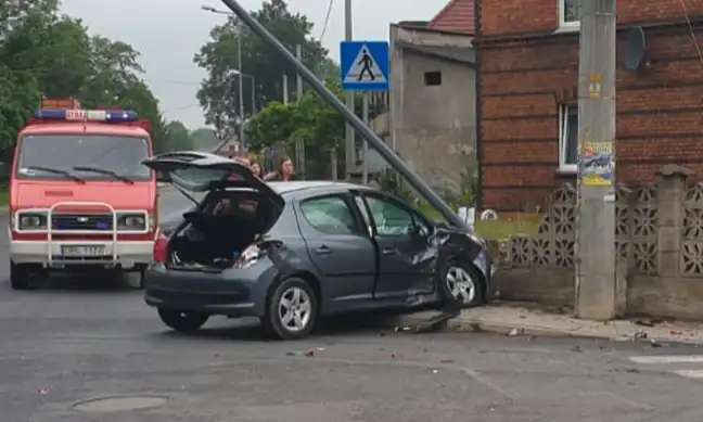 Uderzyła w inne auto, następnie w ogrodzenie i ścięła latarnię. Dwunastolatek trafił do szpitala!
