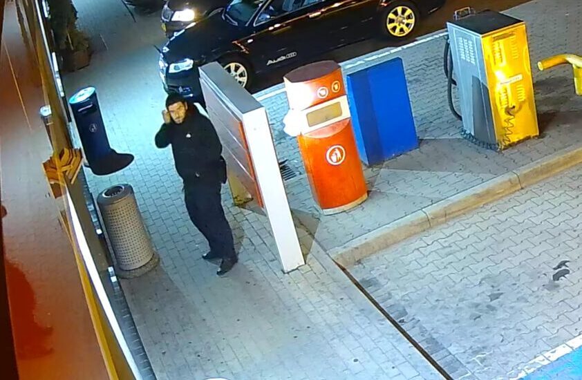 Poznajesz go? Powiadom policję! Ukradł ponad 15 tys. złotych