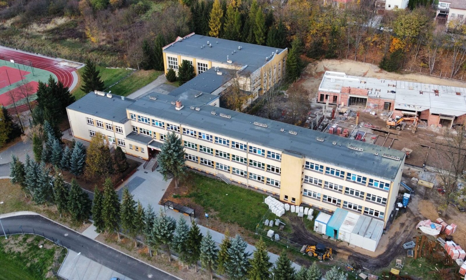 Afera w SP1 Lwówek Śl? Uczeń wykluczony z wycieczki. Rodzice uczniów: "Stwarza on zagrożenie dla innych"