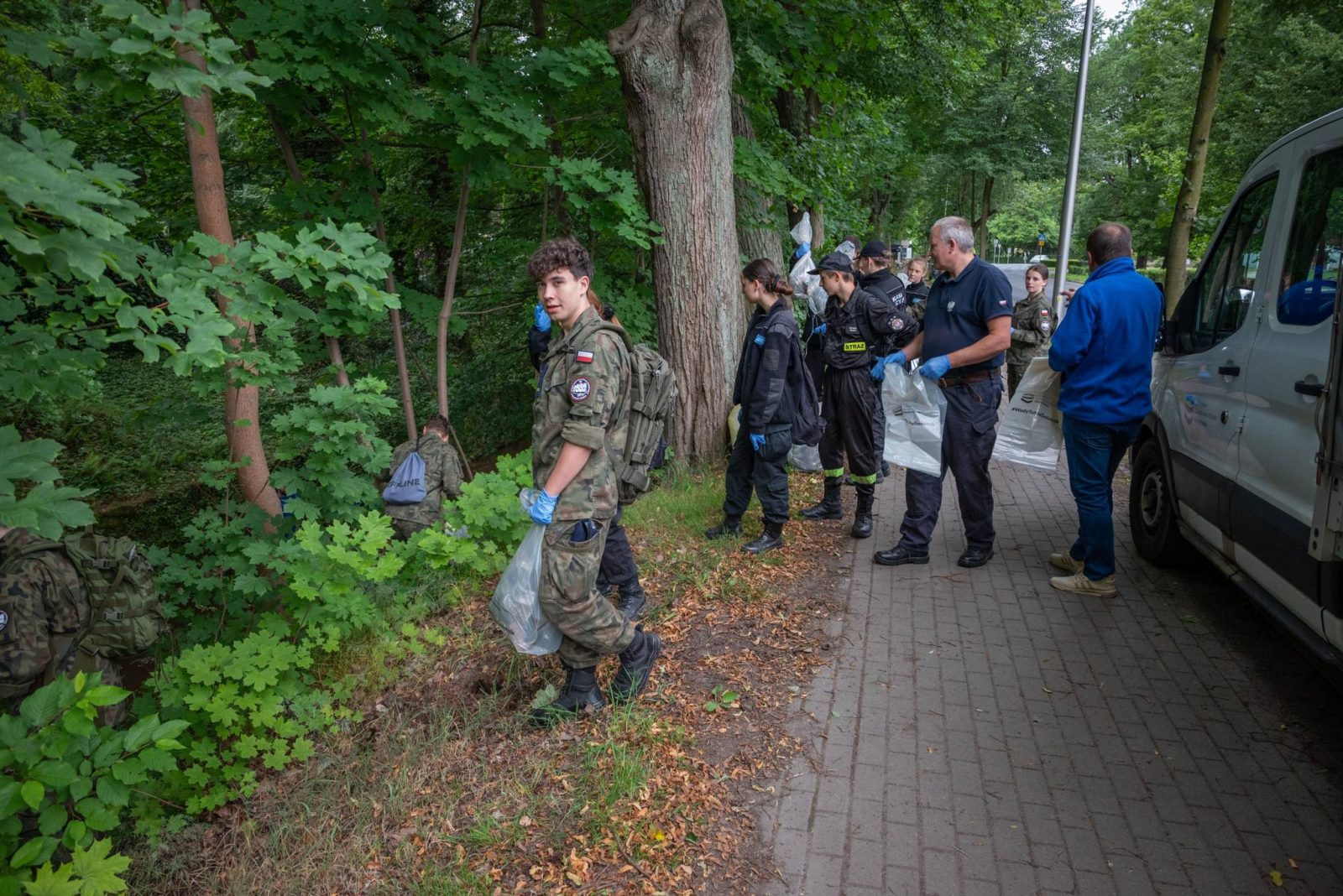 Uczniowie ZSET Rakowice i Pracownicy Zarządu Zlewni z Lwówka wspólnie posprzątali Płóczkę