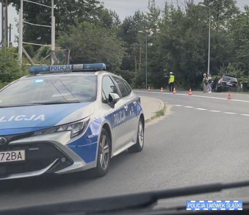Zasnął za kierownicą. Uderzył w dwa samochody