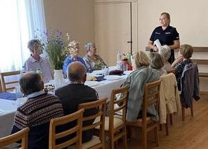 Policjantka rozmawiała seniorami w ramach kampanii #ZNAMTENUMERY