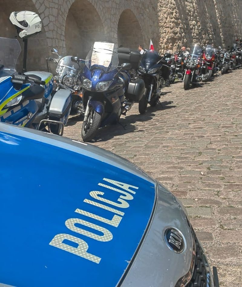 Policjanci zabezpieczali paradę motocyklistów