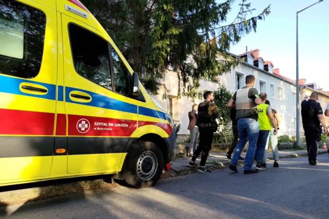 Dramatyczny incydent na ulicy Ślusarskiej w Bolesławcu: Policjant postrzelony przez młodego napastnika