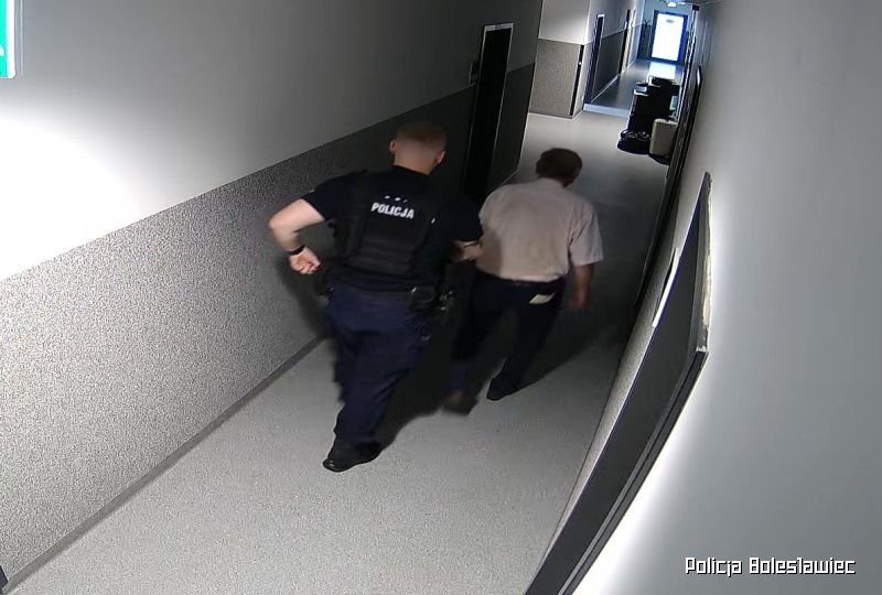 Dzielnicowi zaopiekowali się zagubionym seniorem, który przez wiele godzin nic nie pił i nie jadł