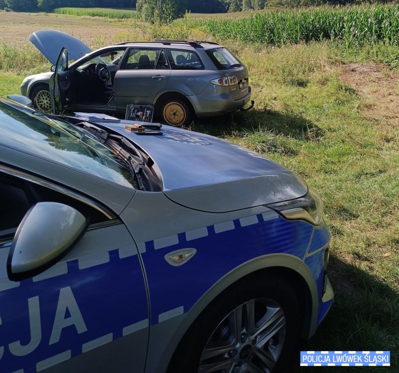 Lwóweccy policjanci wyruszyli w pościg za kierowcą mazdy. Grozi mu do 5 lat.