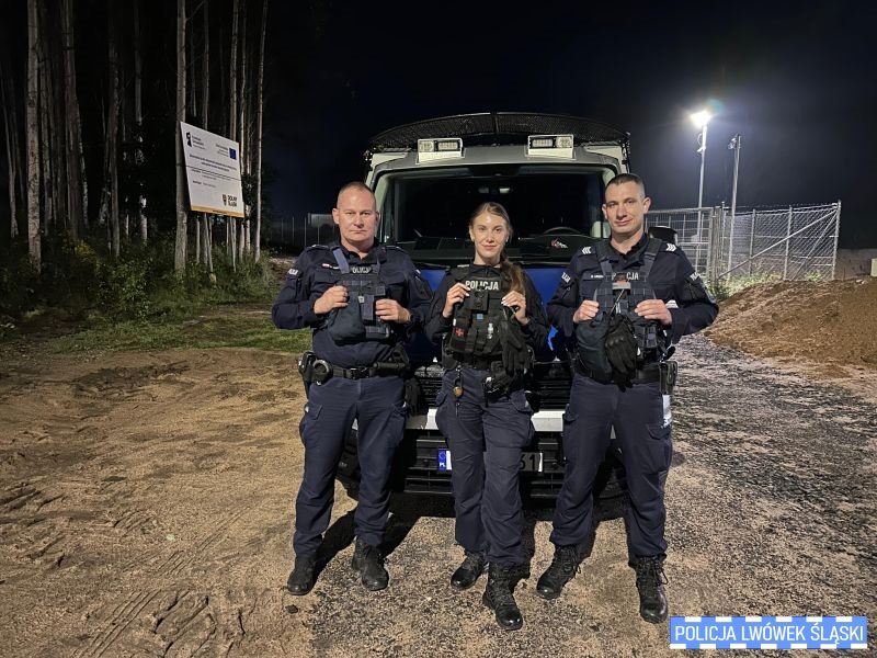 Policjanci SPPP w Legnicy uratowali życie mężczyzny, udaremniając próbę skoku z lwóweckiego mostu podczas powodzi