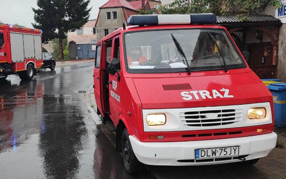 Podczas działań przy powodzi zepsuł się ich wóz. Strażacy z powiatu lwóweckiego proszą o pomoc