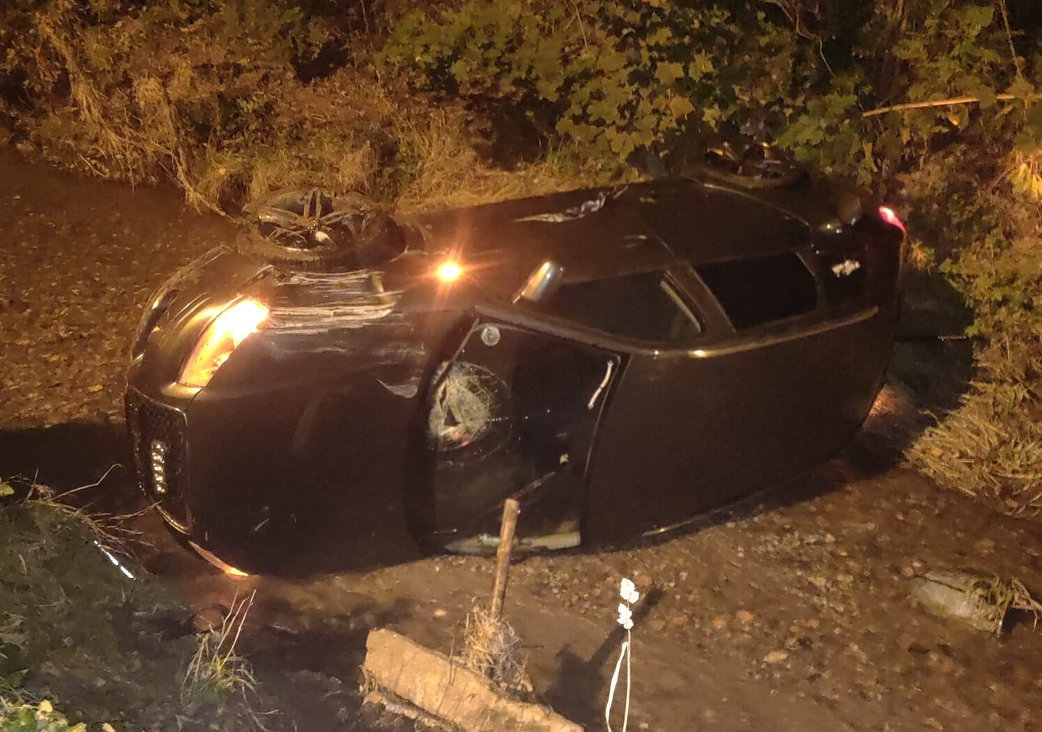 Wypadek na ul. Jaśkiewicza – Audi wylądowało w potoku Srebrna