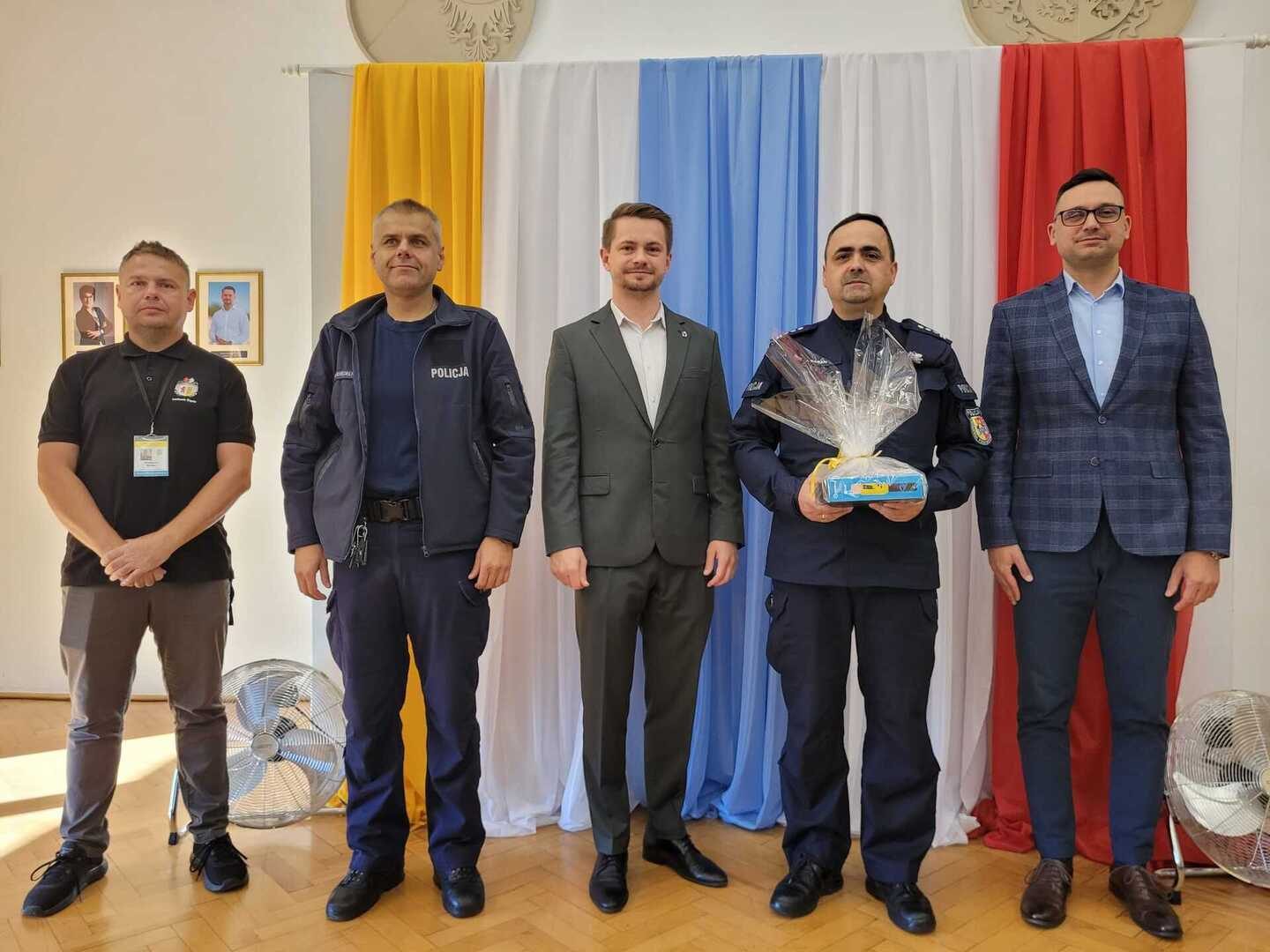 Burmistrz uroczyście przekazał alkomat lwóweckiej policji