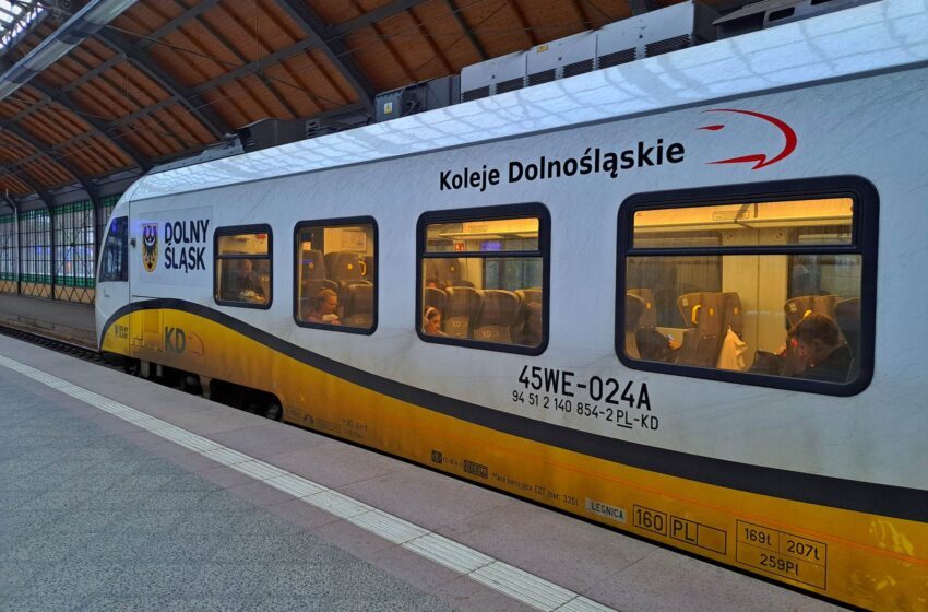 Skandaliczne ataki na pociągi KD – ogłoszono 10000 PLN za pomoc w ujęciu sprawców
