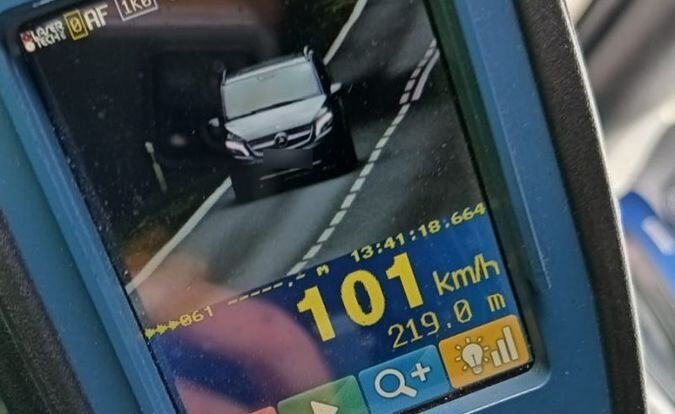 Brawurowa jazda w obszarze zabudowanym zakończyła się zatrzymaniem prawa jazdy