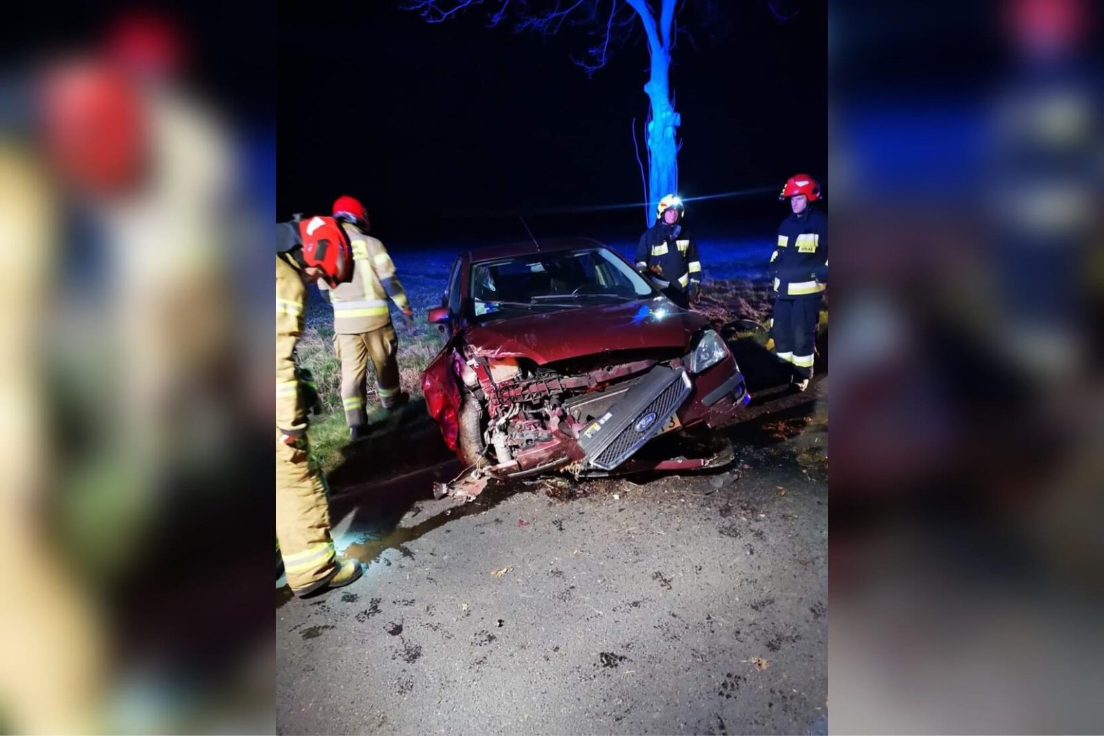 Ford uderzył w drzewo. Ranna 20-latka