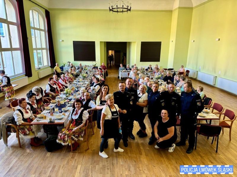 Mirsk: Policjanci spotkali się z seniorami, rozmawiali o ich bezpieczeństwie