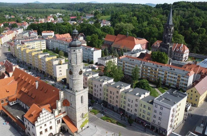 Mieszkańcy Lwówka Śląskiego będą spać godzinę dłużej! Wszystko to przez zmianę czasu