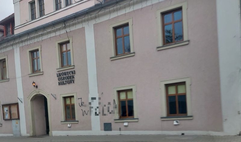 Zatrzymany sprawca zniszczenia elewacji na Lwóweckim Ośrodku Kultury