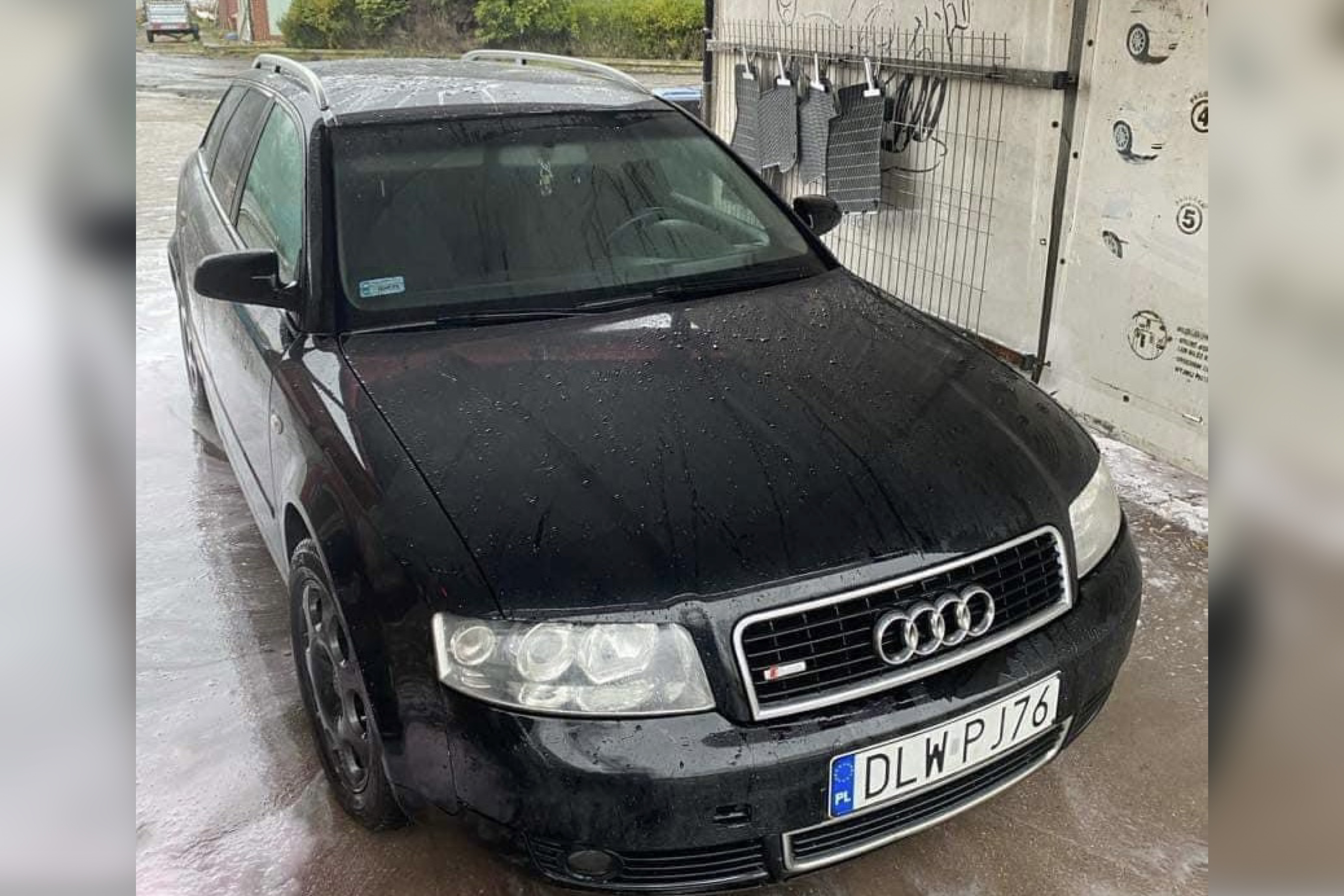 Skradziono Audi A4 B6 spod świetlicy w Rakowicach Wielkich